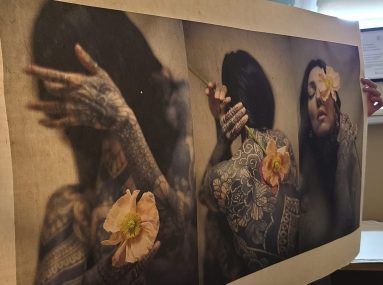 Potographie de tatouages imprimées sur papier Japonais. Tatouage de Caroline Karenine, photo de Ségolène Accaries